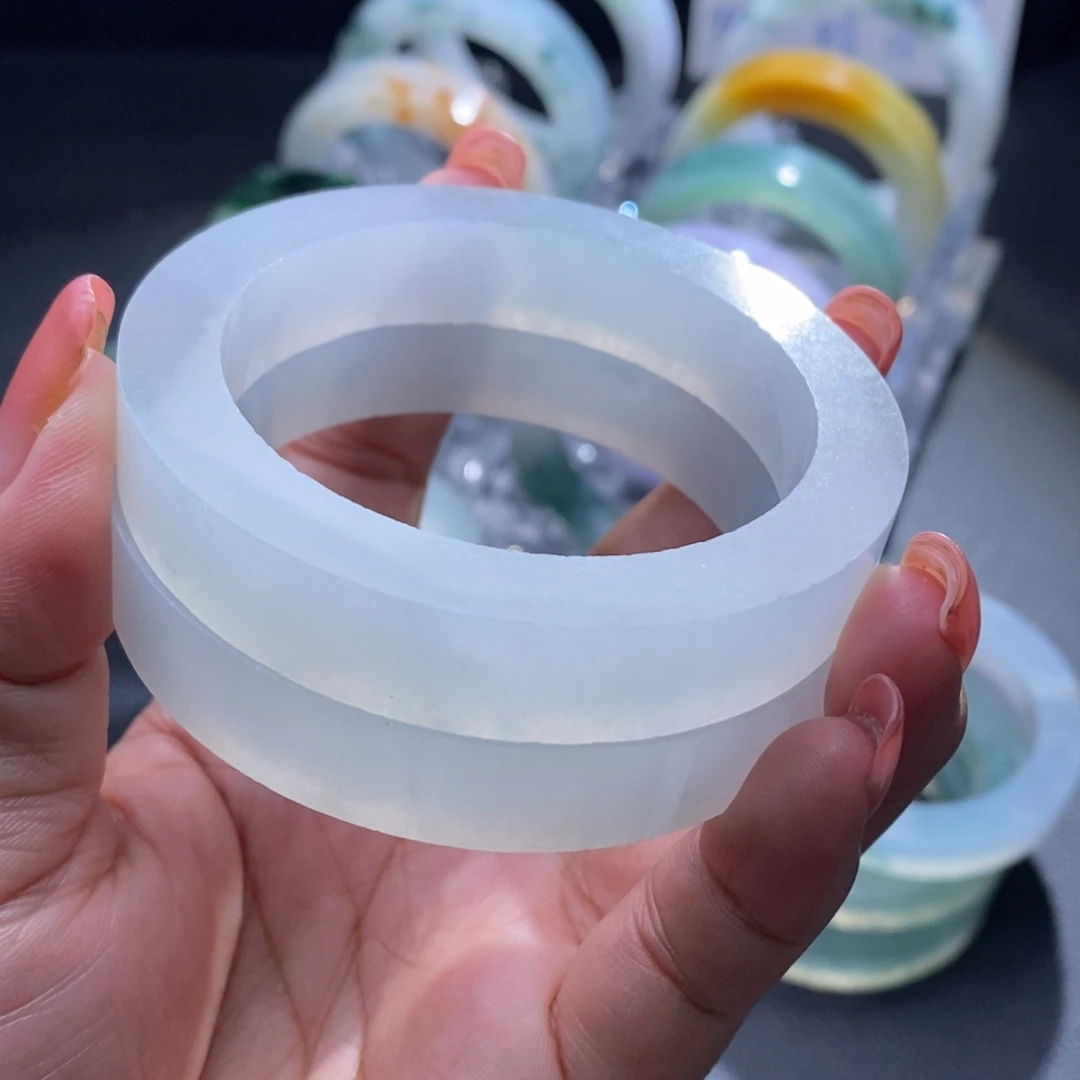 定制翡翠未镶嵌翡翠手镯