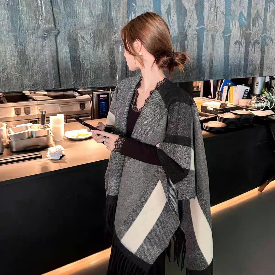 秋冬季高级撞色披肩女外搭旅游2025新款大围巾披风斗篷