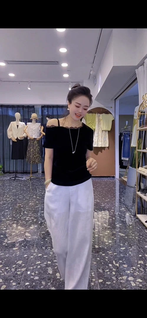 露肩时尚蕾丝领边金丝绒小衫《自然风》