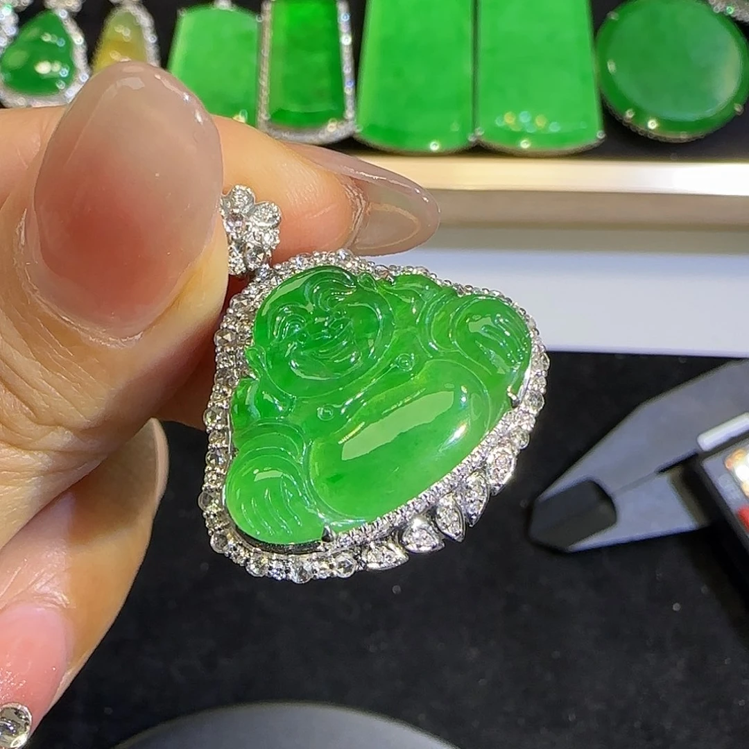 翡翠颈饰18K金镶嵌。