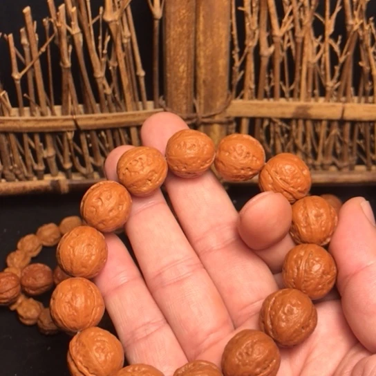 文玩核桃手串和骷髅头