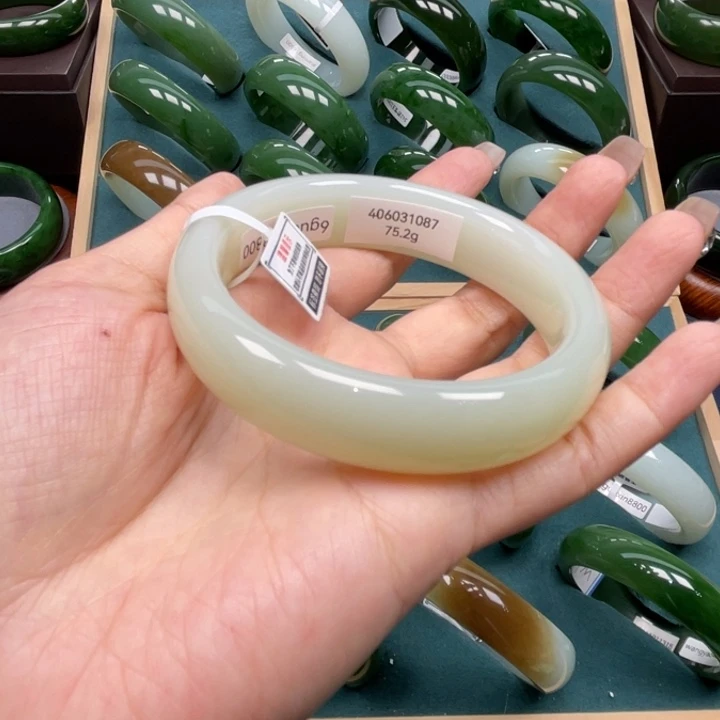 和田玉未镶嵌手镯