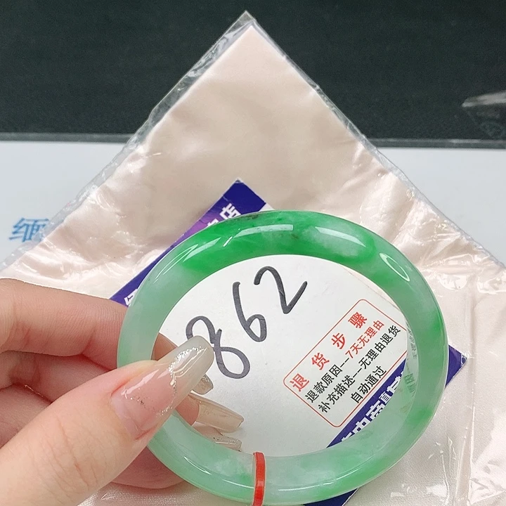 翡翠手镯未镶嵌翡翠手镯