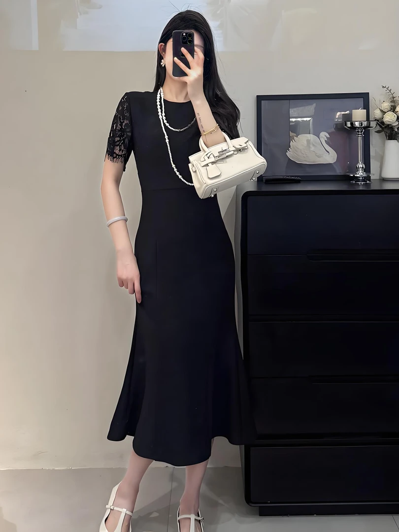 A179法式轻奢风连衣裙女夏季新款圆领蕾丝拼接短袖高腰小黑裙潮