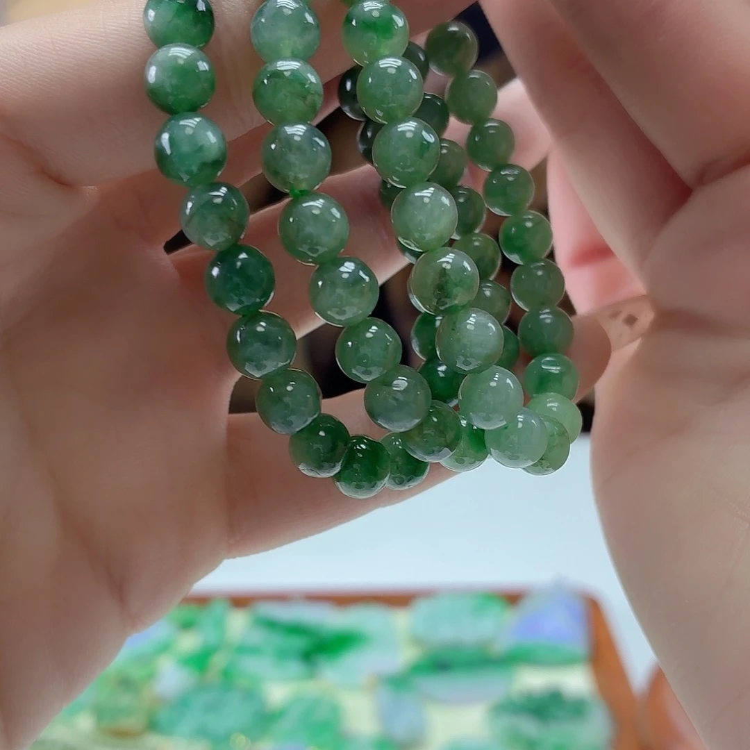 翡翠未镶嵌颈饰多样发其一