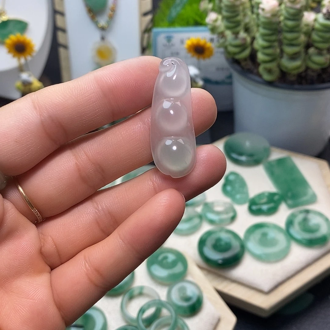 颈饰未镶嵌石英质玉