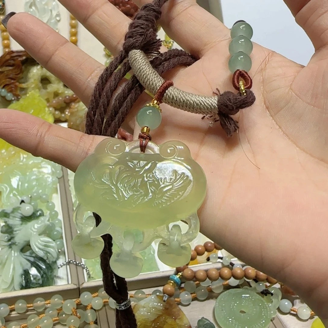 未镶嵌蛇纹石玉吊坠