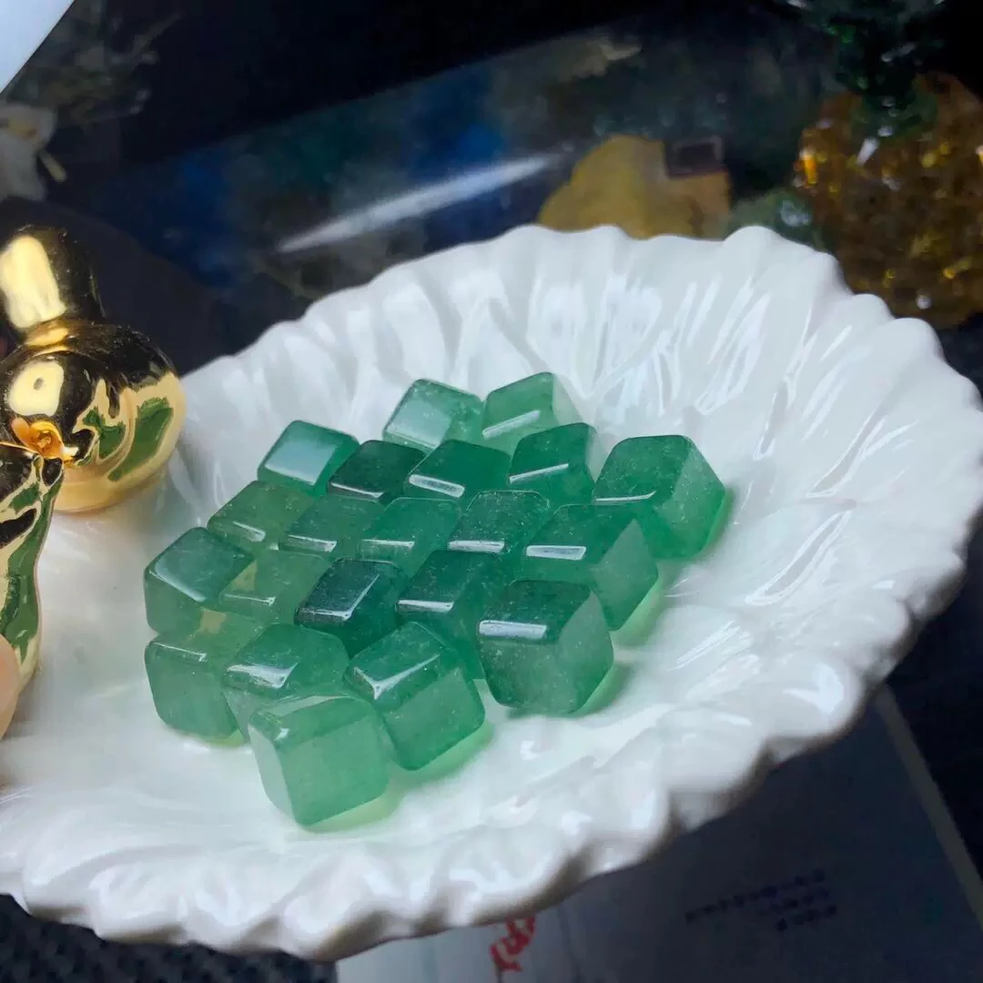 天然绿草莓晶方块吊坠正方体方糖挂坠时尚水晶饰品礼物锁骨链