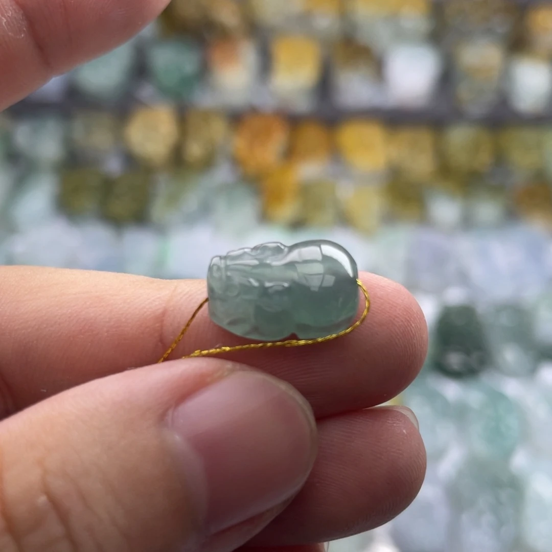 随***。翡翠未镶嵌颈饰貔貅