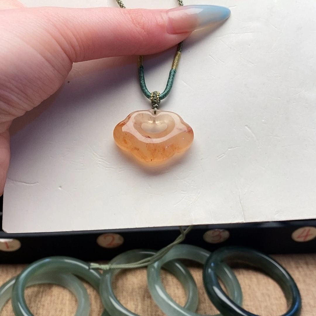 石英质玉未镶嵌颈饰