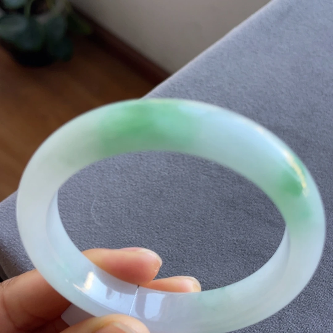 翡翠未镶嵌手镯飘绿