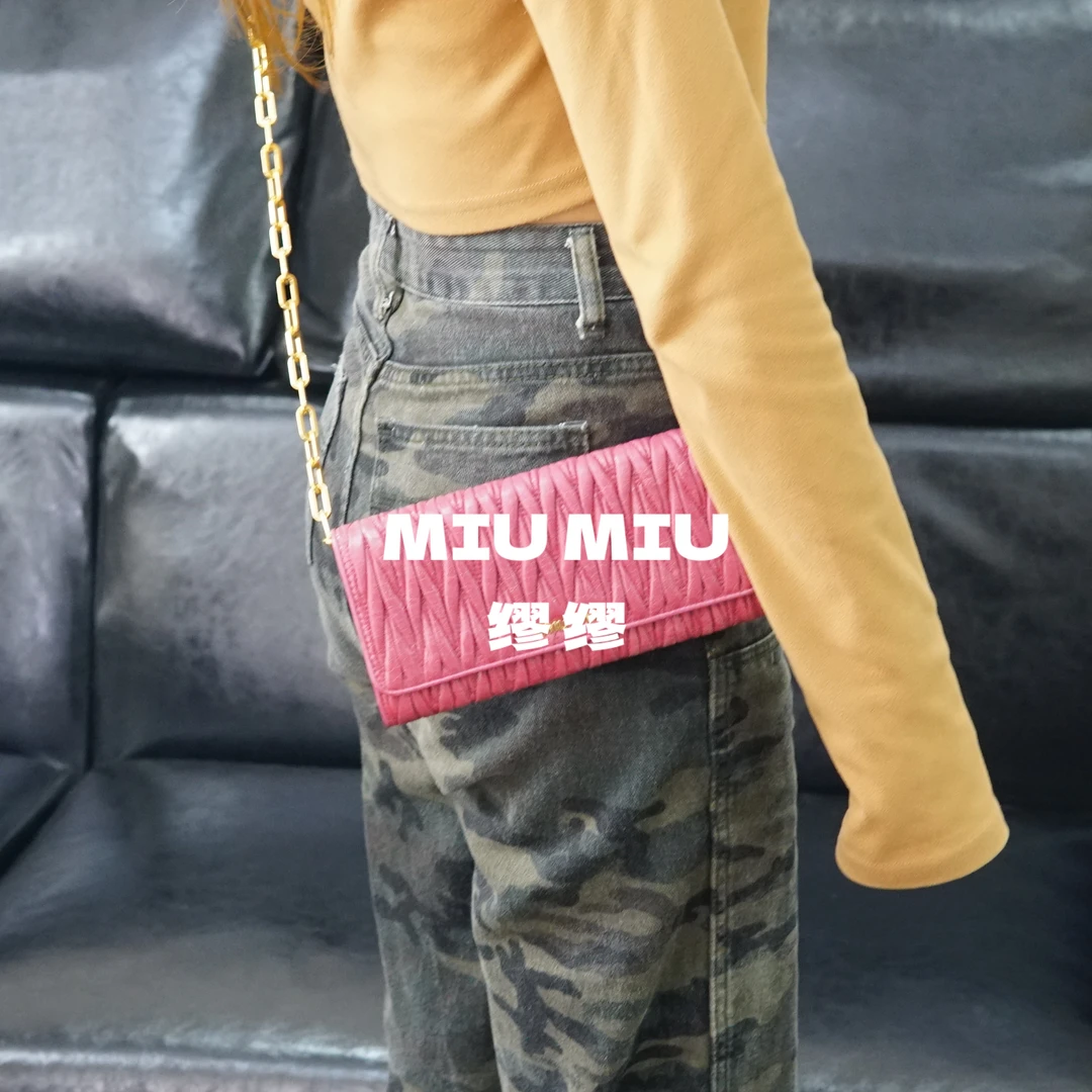 95新 MIU MIU/缪缪 miumiu/粉色褶皱斜挎包/WJ02823011/3011