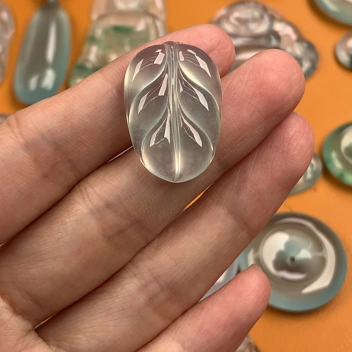 翡翠未镶嵌颈饰…..