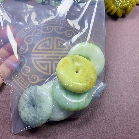 未镶嵌蛇纹石玉颈饰羽*