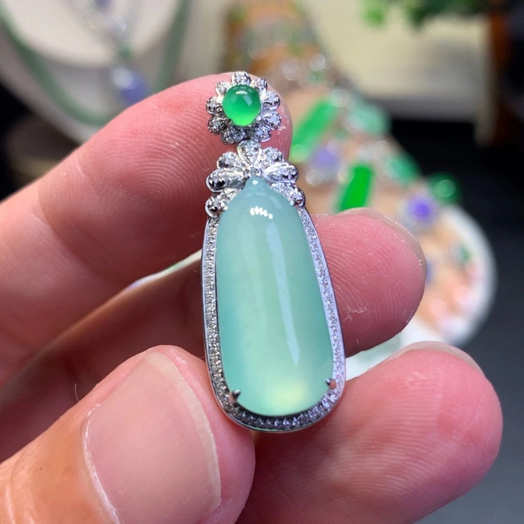 翡翠18K金镶嵌颈饰