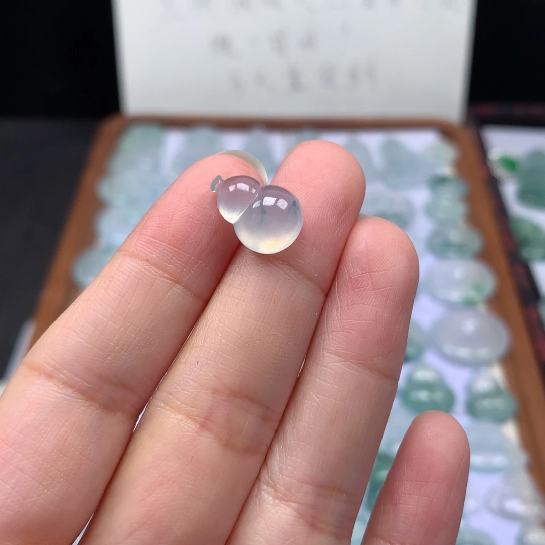 颈饰未镶嵌翡翠冰种飘花葫芦