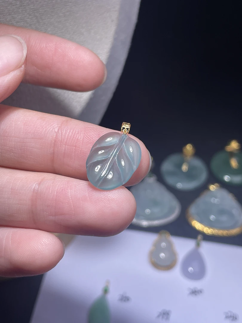 18k金天然a货翡翠吊坠叶子尺寸19×12×2.6