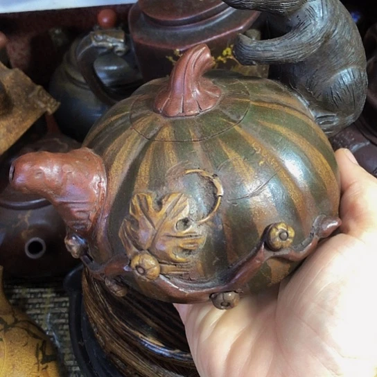 茶壶紫砂原矿泥料手工制作的一把紫砂壶。