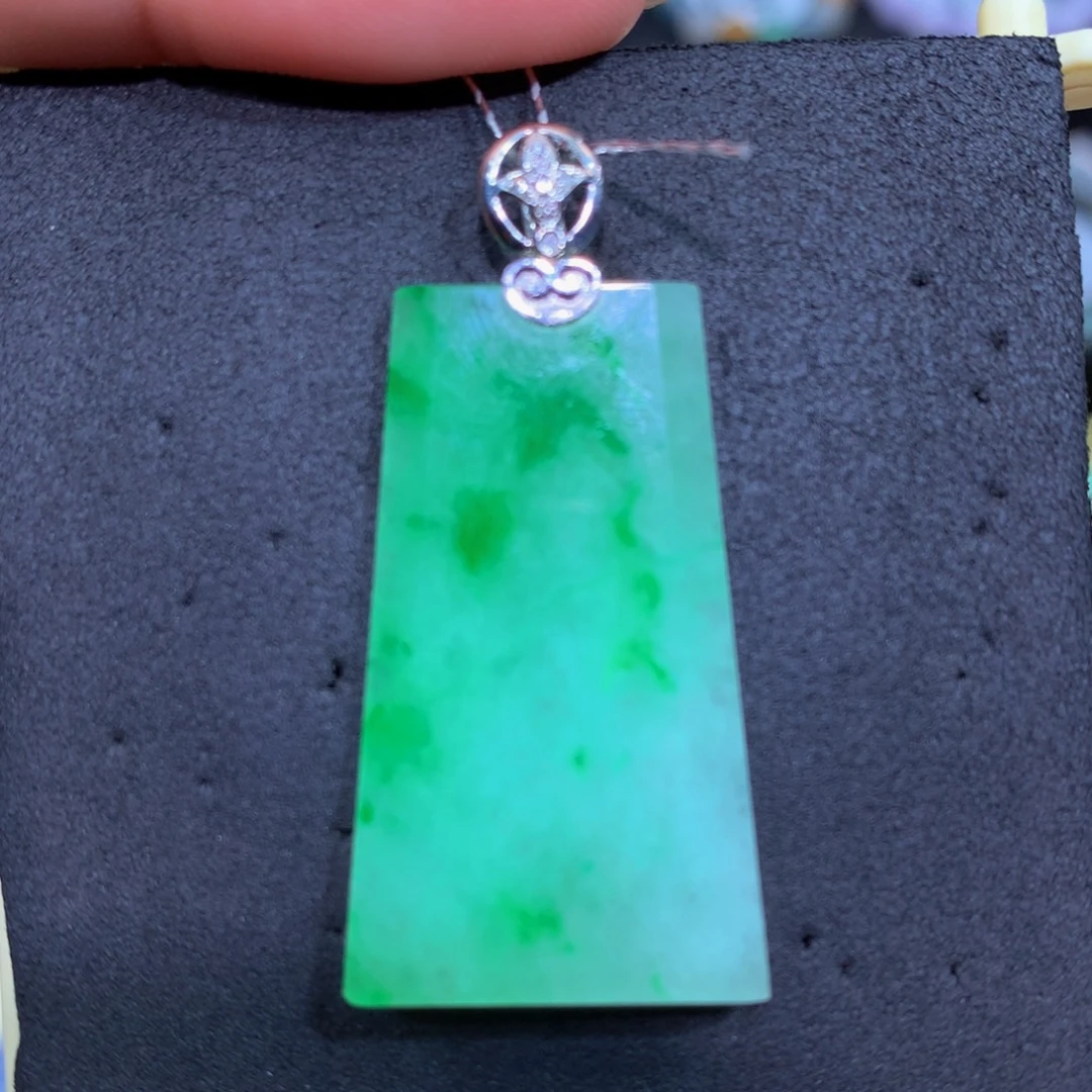 翡翠18K金镶嵌颈饰翡翠