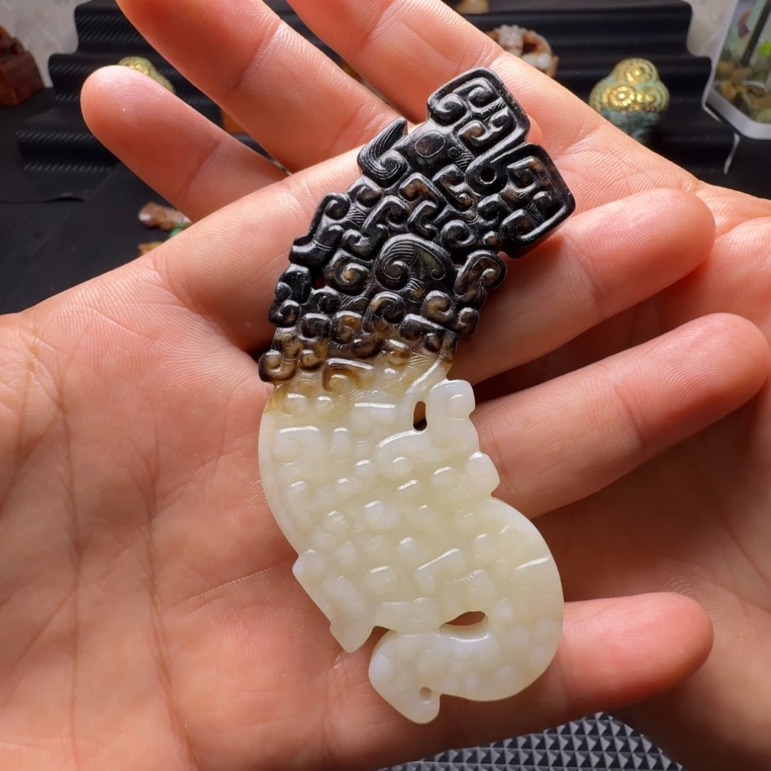 L***哥和田玉未镶嵌颈饰