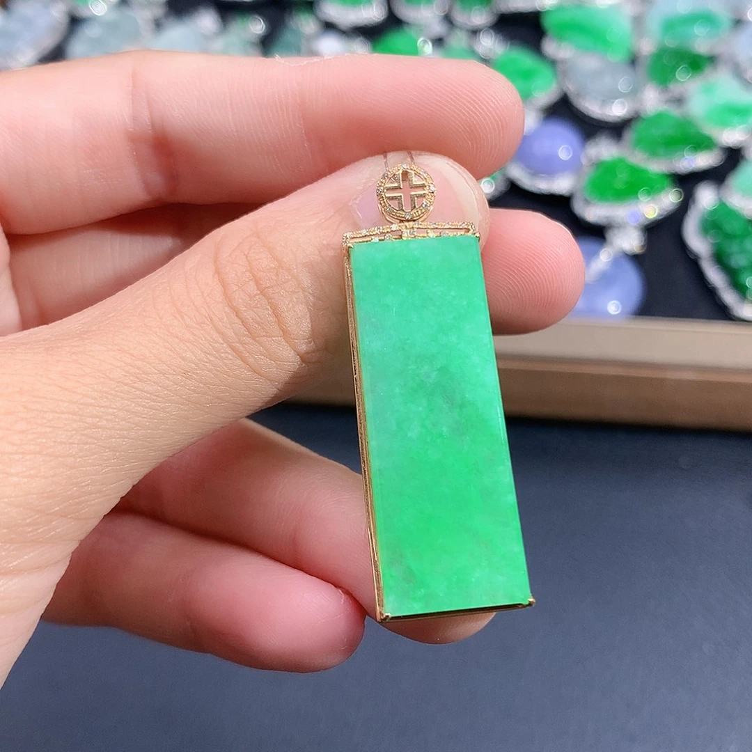 颈饰18K金镶嵌翡翠