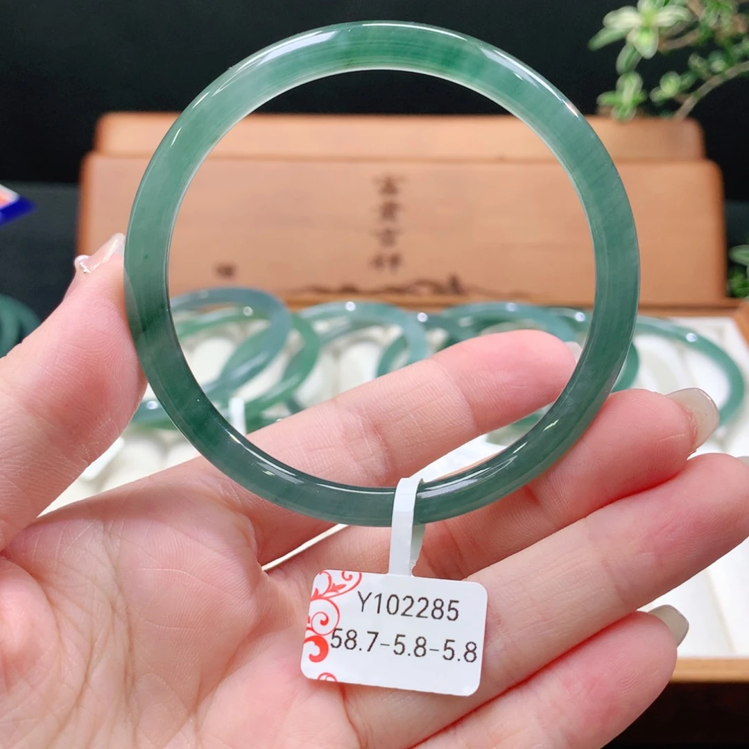 翡翠手镯未镶嵌天然