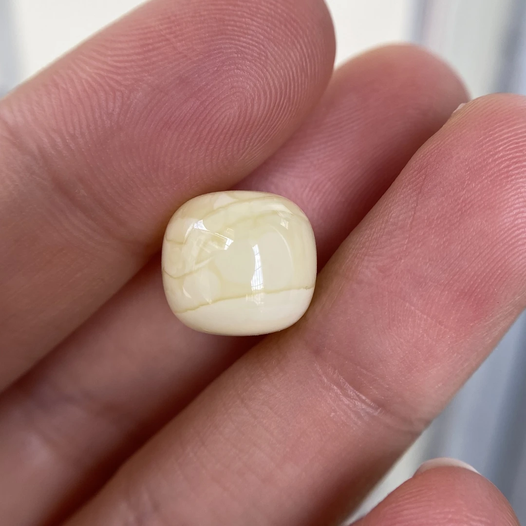 蜜蜡奶白黄老型配饰11.7×10.7mm，飘花无优化保天然