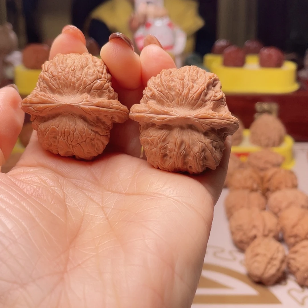 文玩核桃吊坠血麒麟