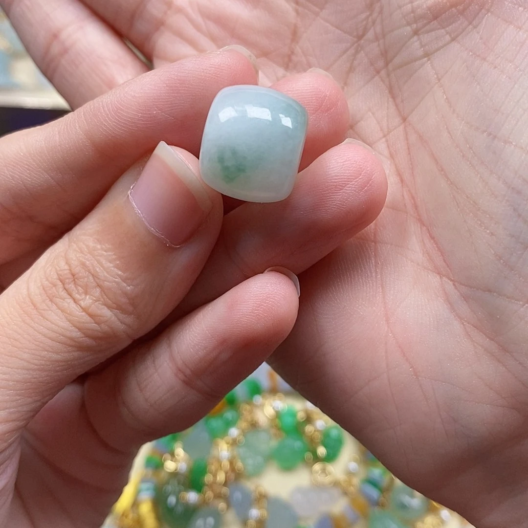 翡翠未镶嵌颈饰闪