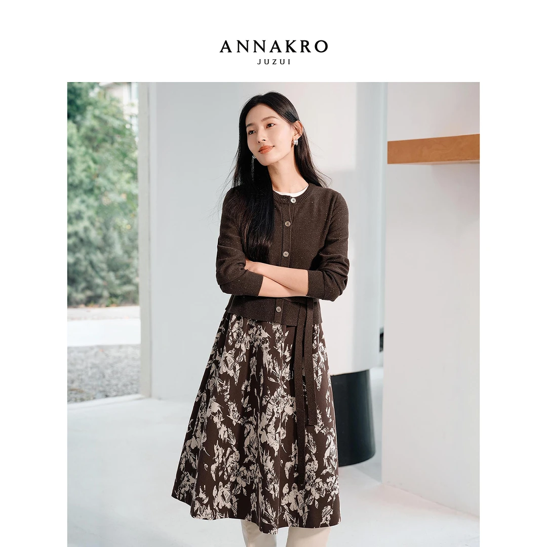 玖姿安娜蔻KWFD31416复古风圆领X型长袖针织连衣裙女2025冬季新款