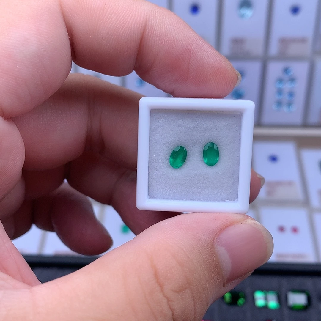 裸石未镶嵌祖母绿?****?0.72ct耳钉料