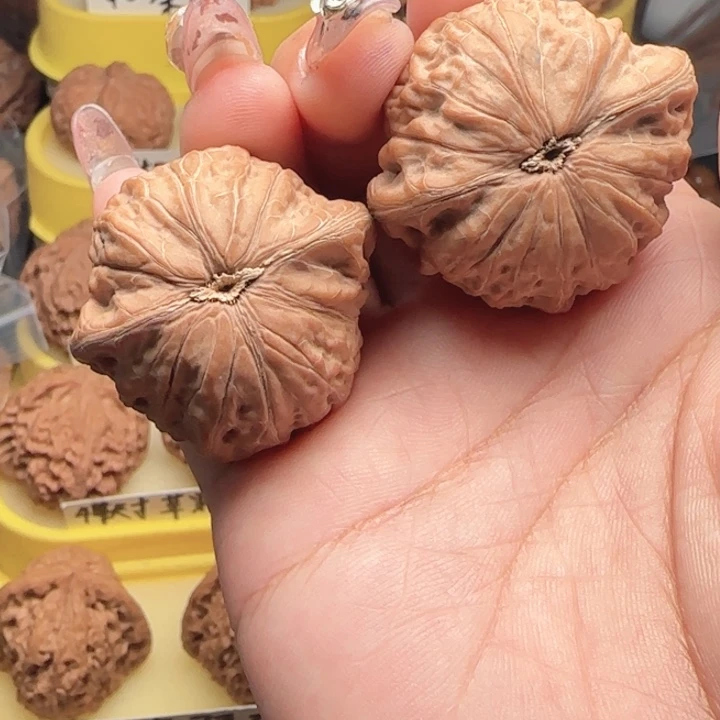 鳢****桃核吊坠文文核桃铁锤妹妹