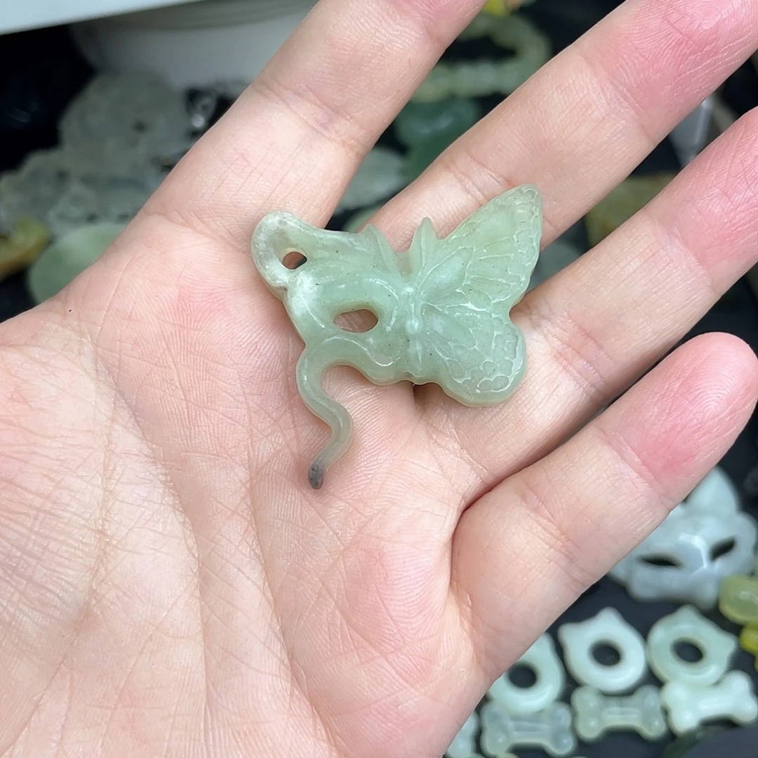 岫玉未镶嵌颈饰蛇蝶