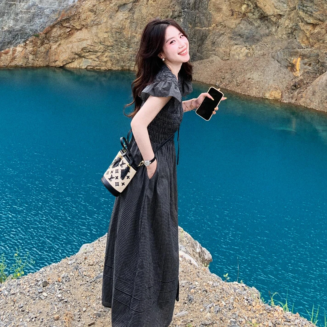 法式小飞袖黑色格纹连衣裙女夏季2025高级感气质收腰显瘦长裙4824