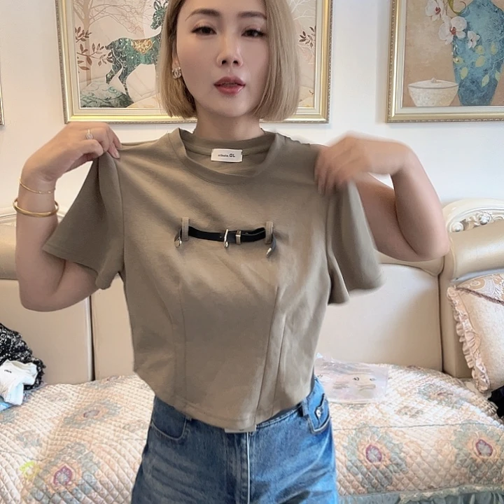 邯***顶卡其色皮带半袖T恤