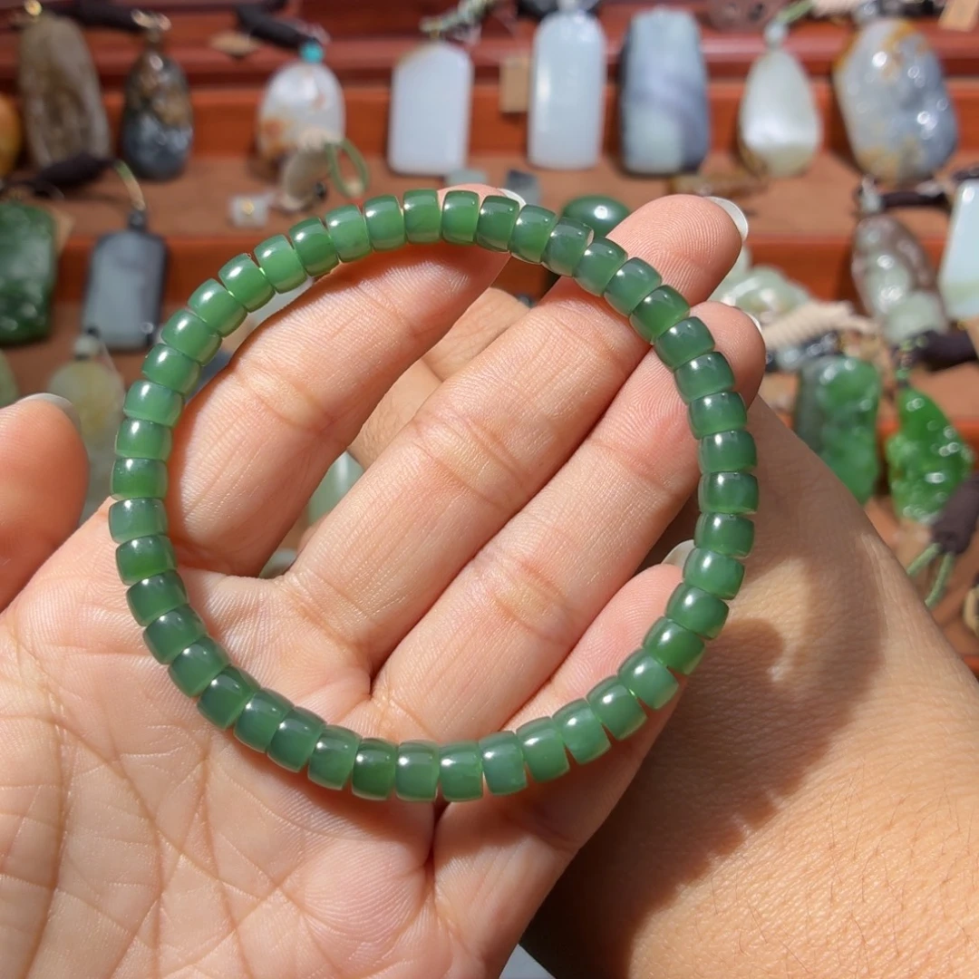 小****和田玉未镶嵌颈饰