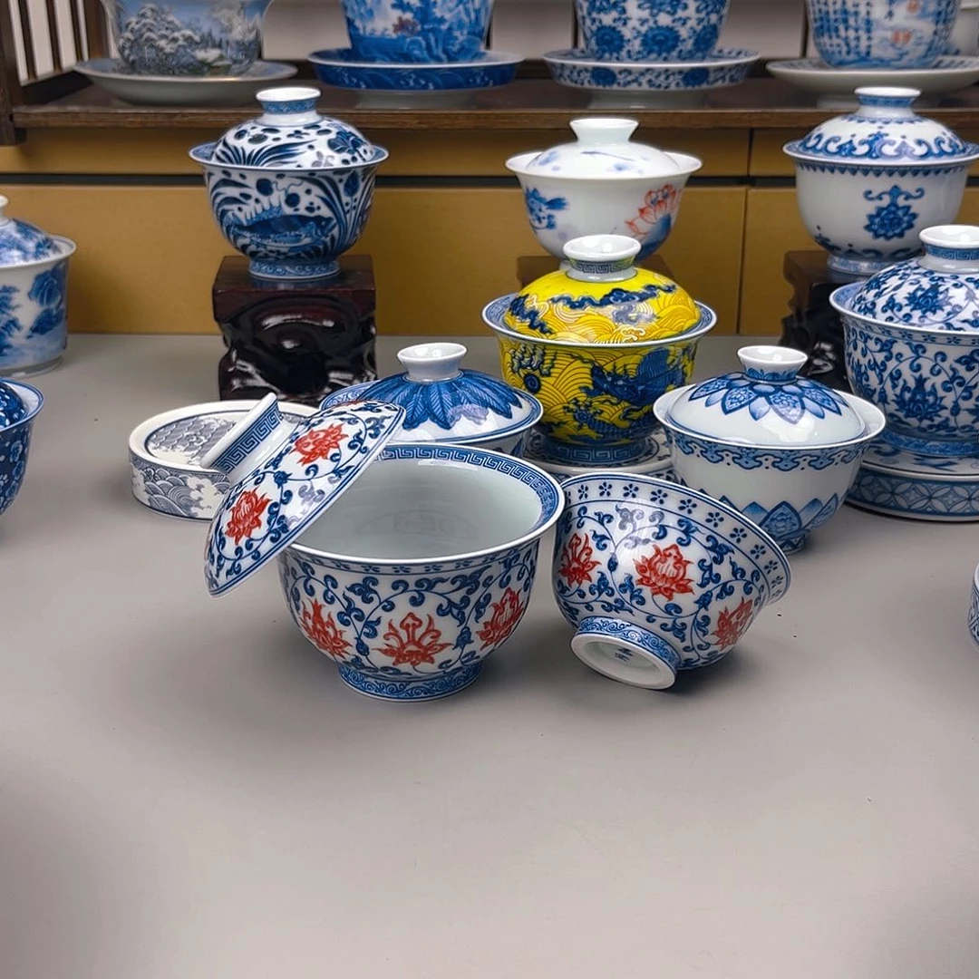 且****，釉里红缠枝莲盖碗加小压手