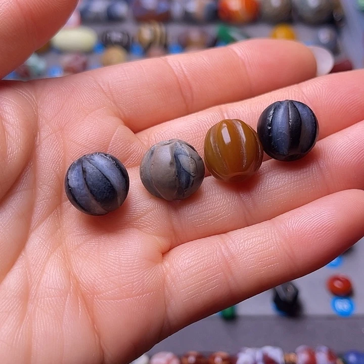 对***入玛瑙/玉髓未镶嵌颈饰