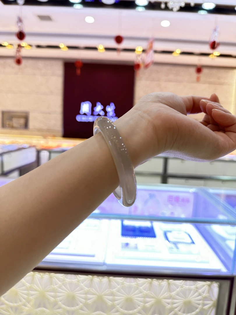 Chow Tai Seng/周大生天然玉髓暗夜灰调冰种高冰手镯