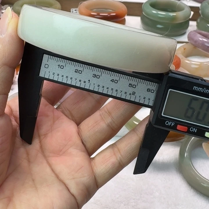 石英岩玉未镶嵌手镯