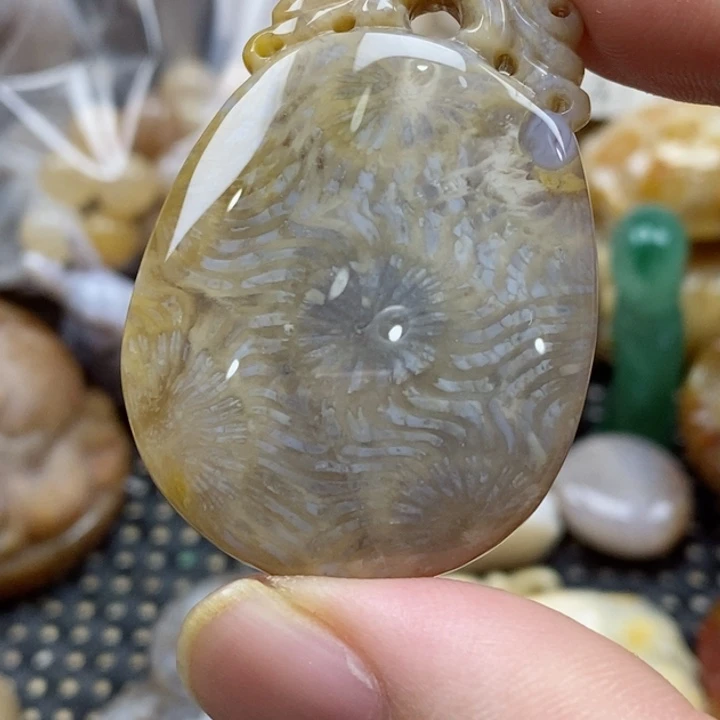 硅化珊瑚（珊瑚玉）颈饰未镶嵌金**舞