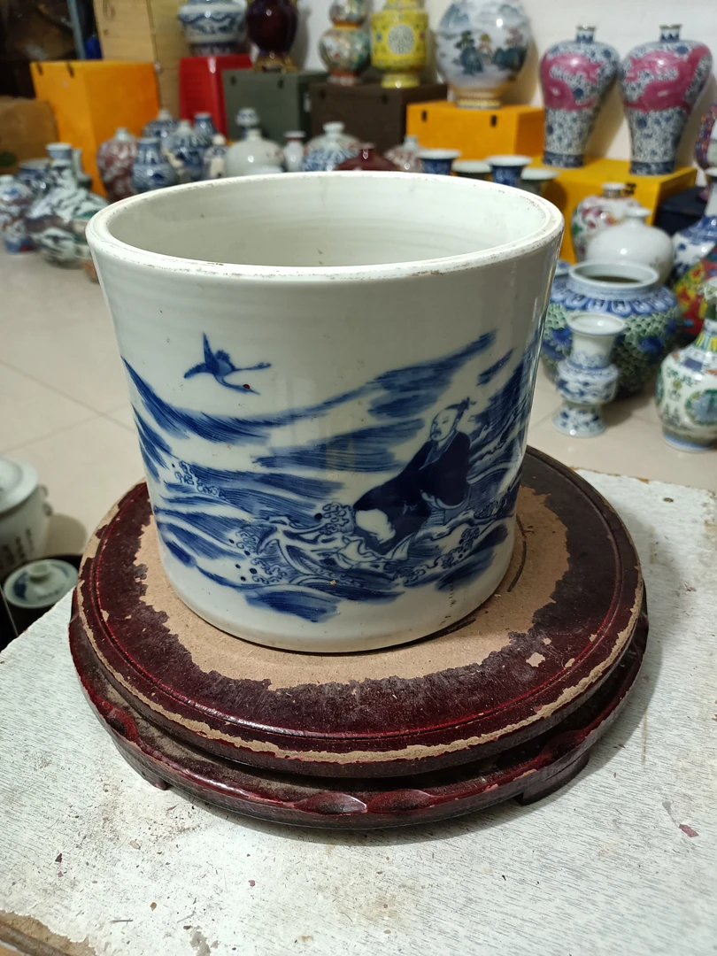 一个清花釉下彩的罐