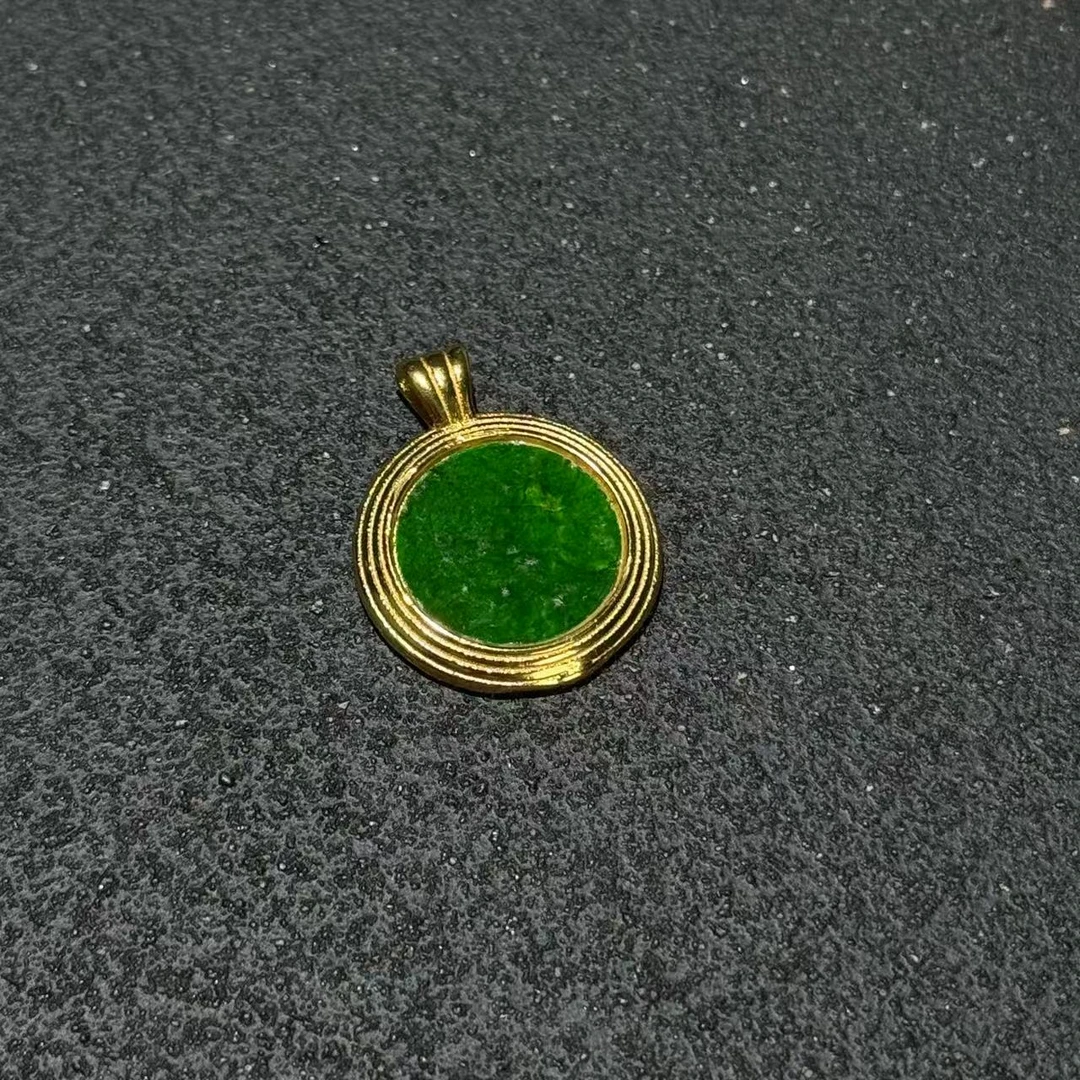 【云霞珠宝】辣绿翡翠圆牌吊坠 D060115—多样性发其一