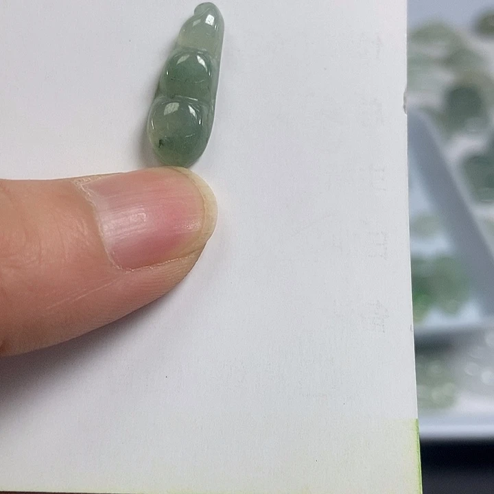 翡翠未镶嵌颈饰豆子