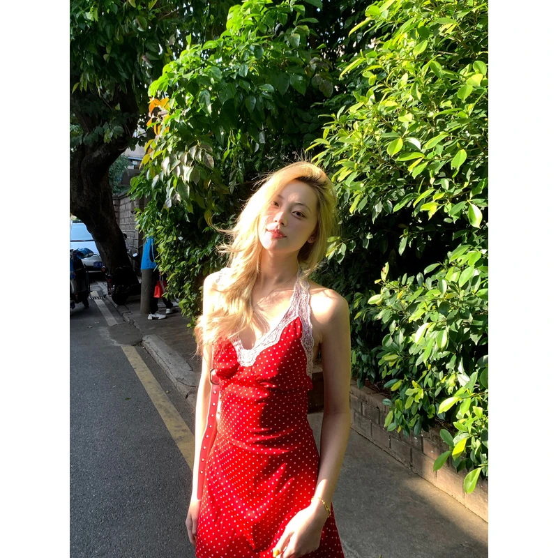 8uioio《托卡艳阳》波点法式连衣裙女春季蕾丝挂脖吊带裙 K40248393