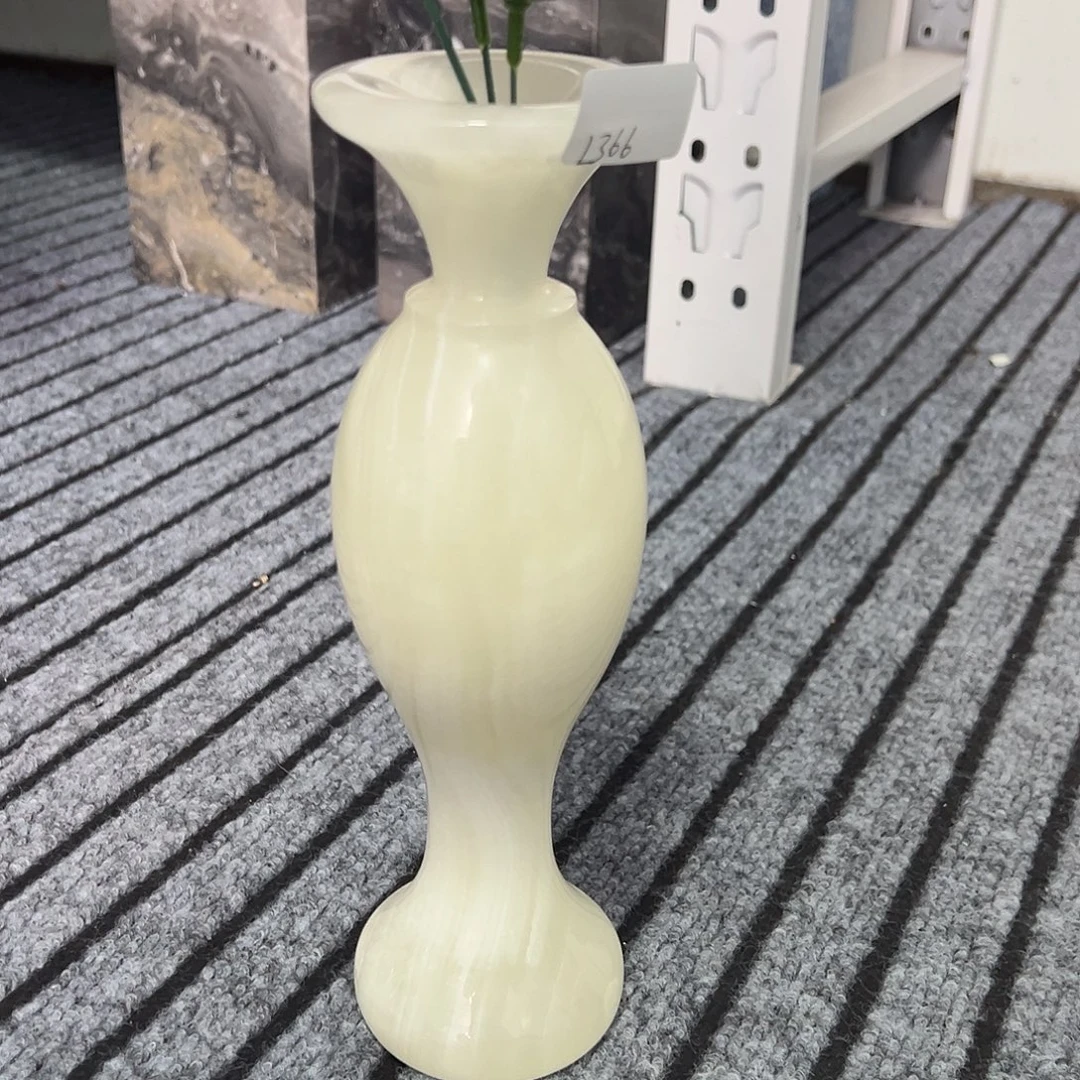 石材花瓶。    366。