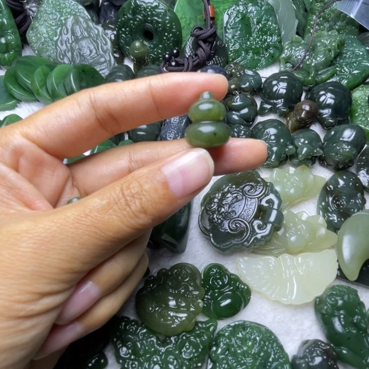 K***鲤和田玉未镶嵌颈饰