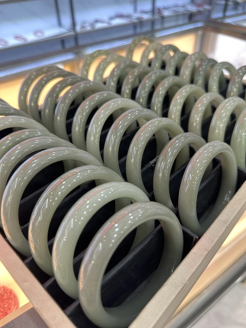 东陵玉湖水绿钢板料手镯【多样性发货.拍一发其一】