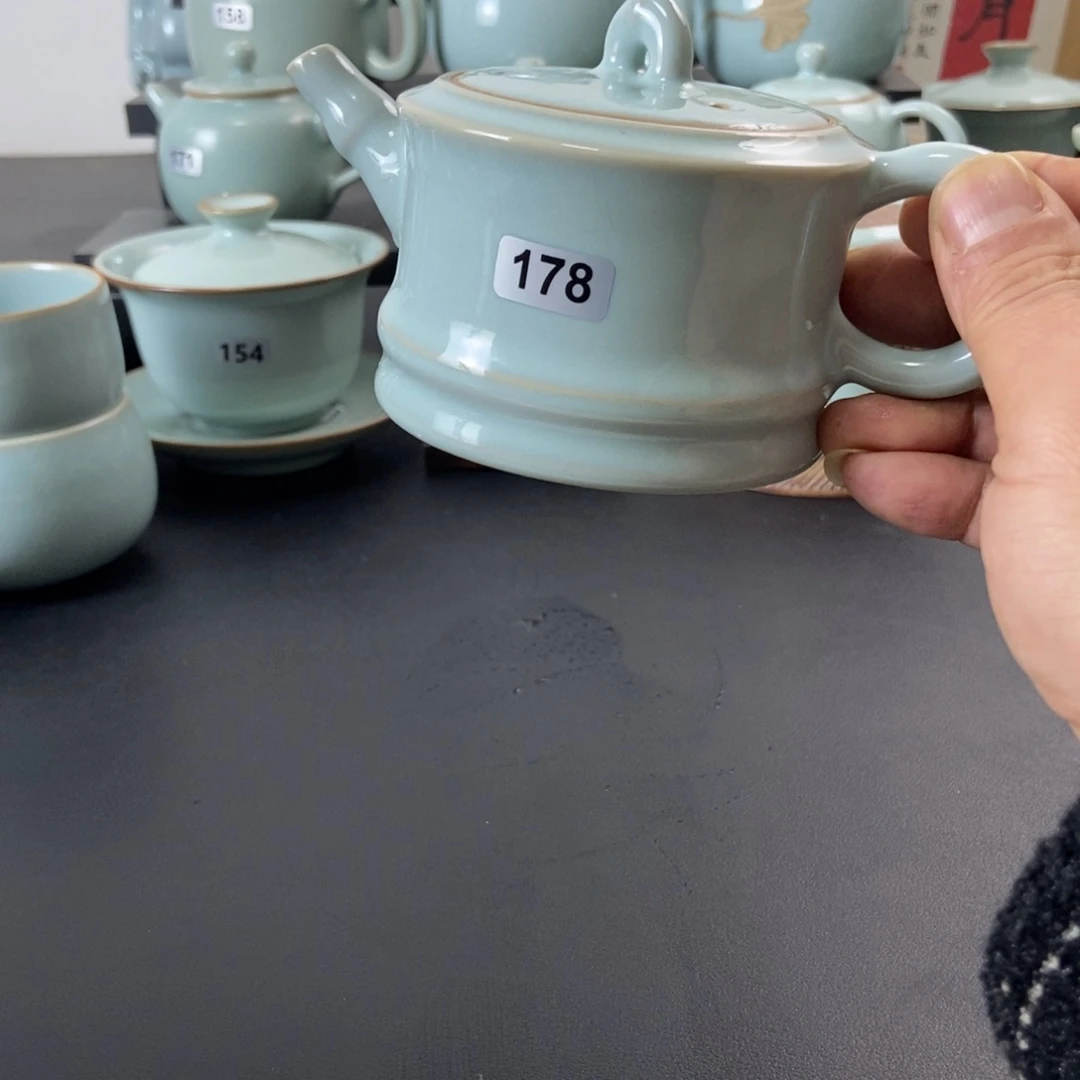 微瑕天青釉手工竹节壶