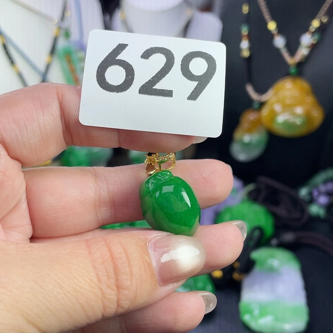 翡翠未镶嵌吊坠(赠链)